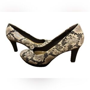 Clark’s Ultimate Comfort sole. Snake skin print Heels. NWT.